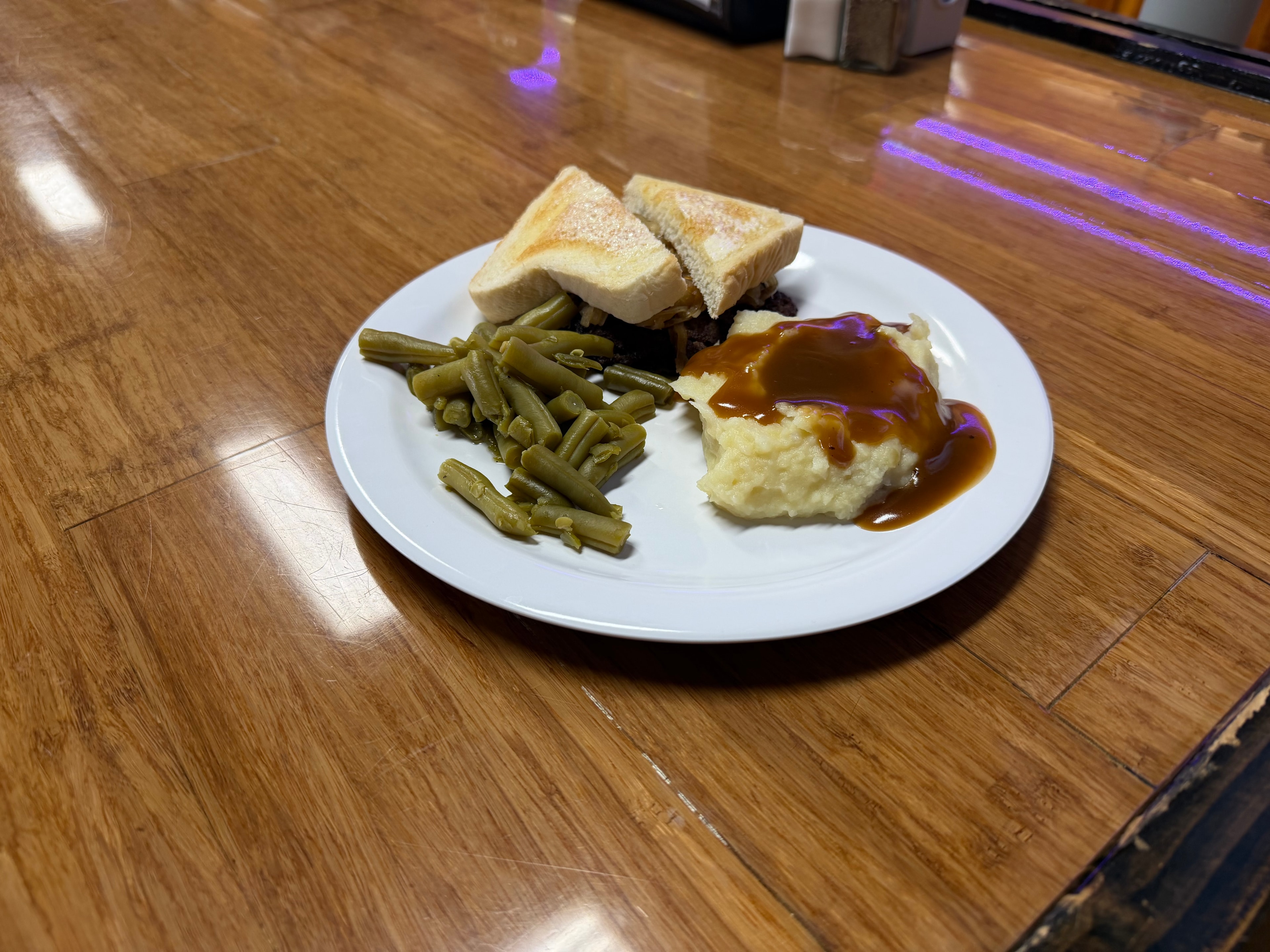 Roasted chicken with mashed potatoes and green beans