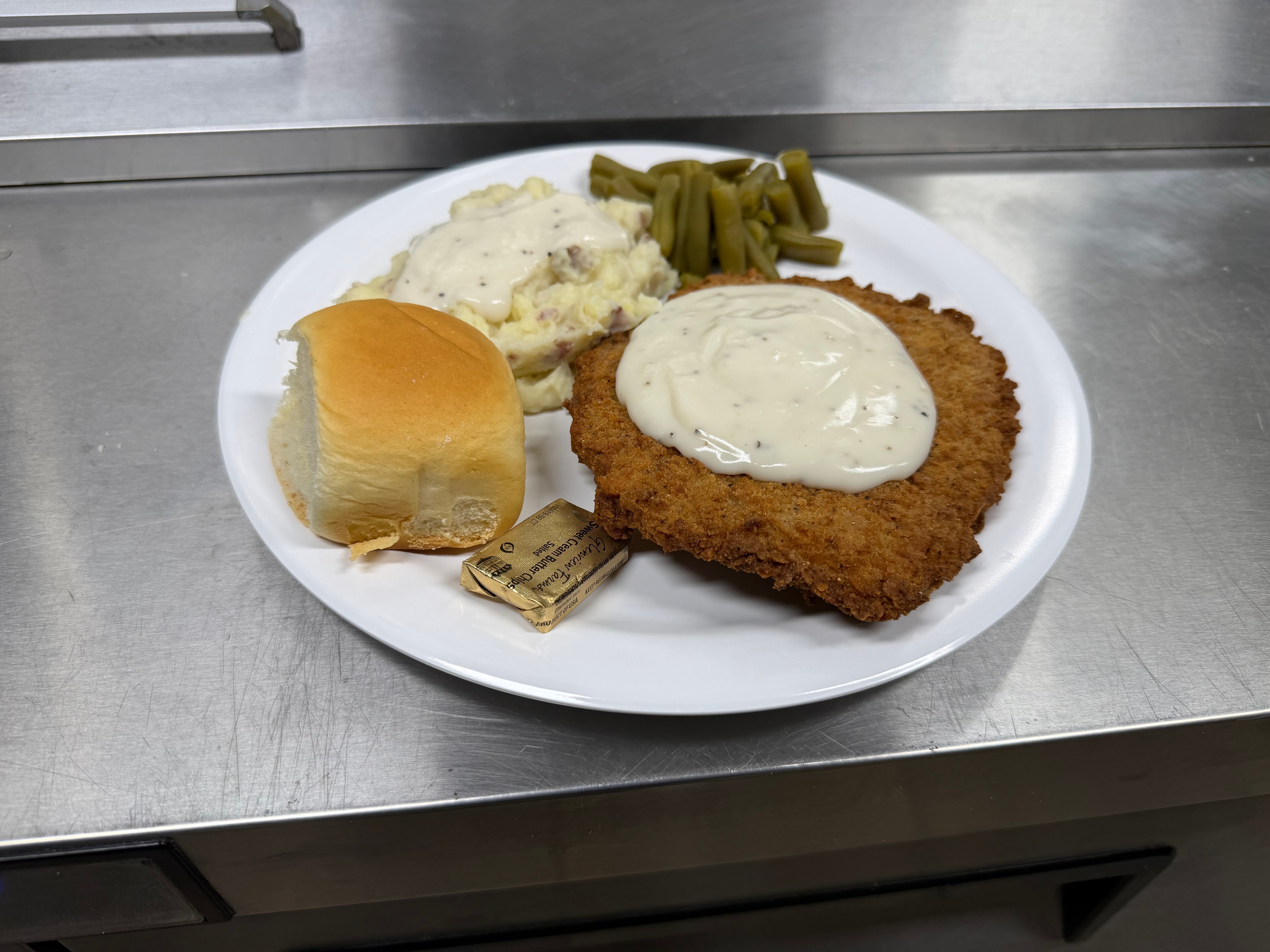 Fried cutlet with mashed potatoes and green beans